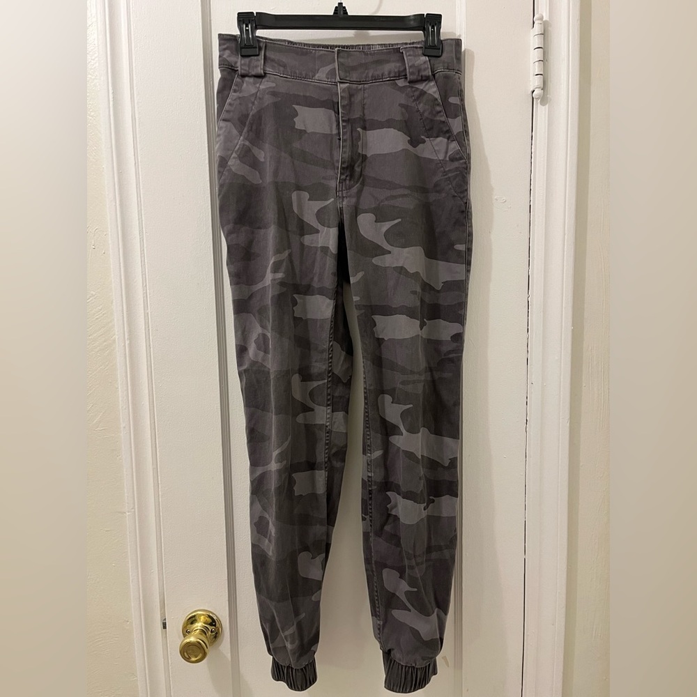 Holister camo pants, elastic waist hook closer